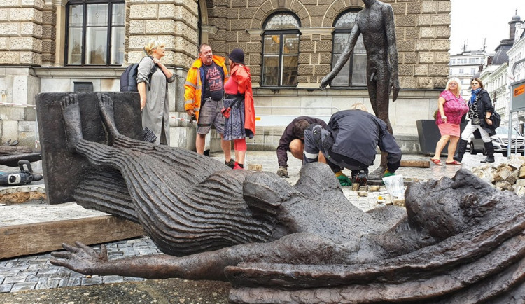 FOTO: Nové sochy před radnicí. Do Liberce se po půl století vrací dílo Olbrama Zoubka