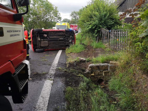 FOTO: Na hlavním tahu do Frýdlantu havarovalo auto. Řidič se zranil