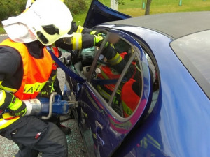 FOTO: Vážná nehoda u Jestřebí si vyžádala tři zraněné. Srazila se tam dvě auta