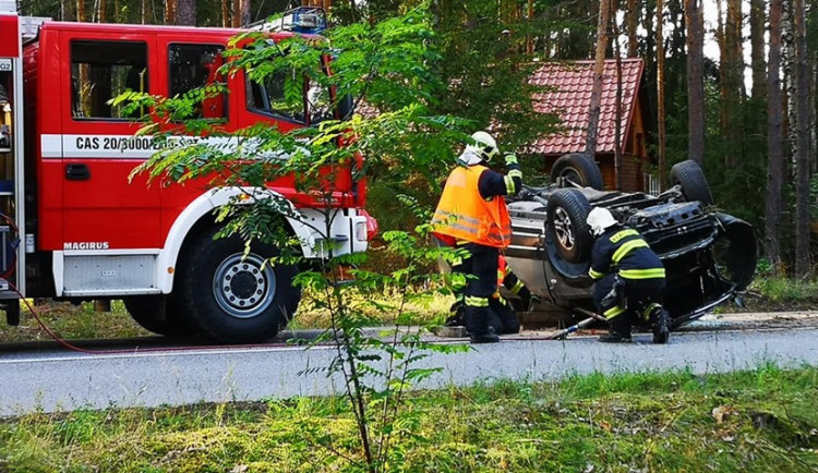Řidič otočil auto na střechu.