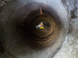 FOTO: Malý chlapec spadl do šest metrů hluboké studny. Jako zázrakem vyvázl prakticky bez zranění