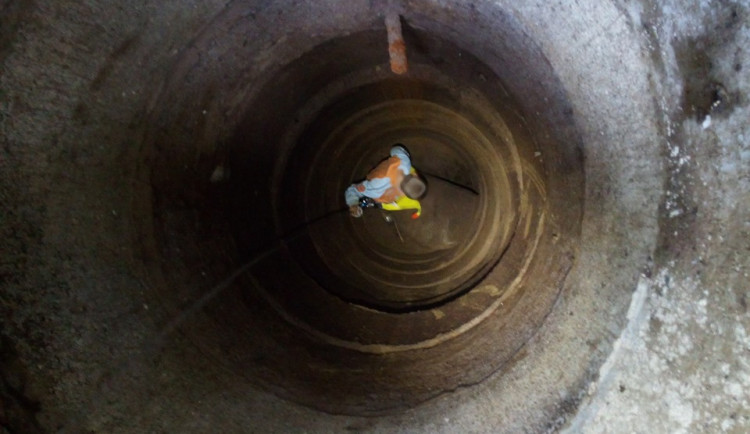 Chlapec spadl do studny.