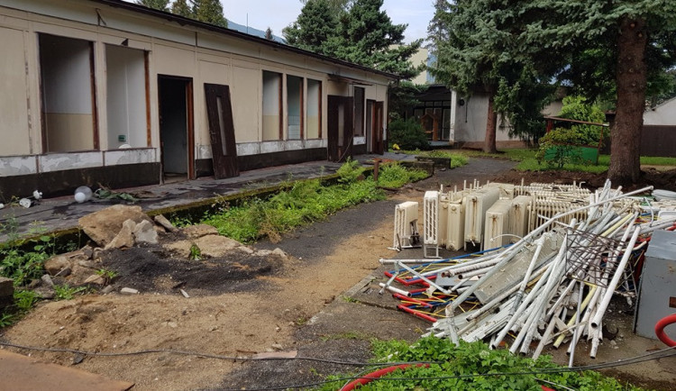 Stará školka prochází demolicí