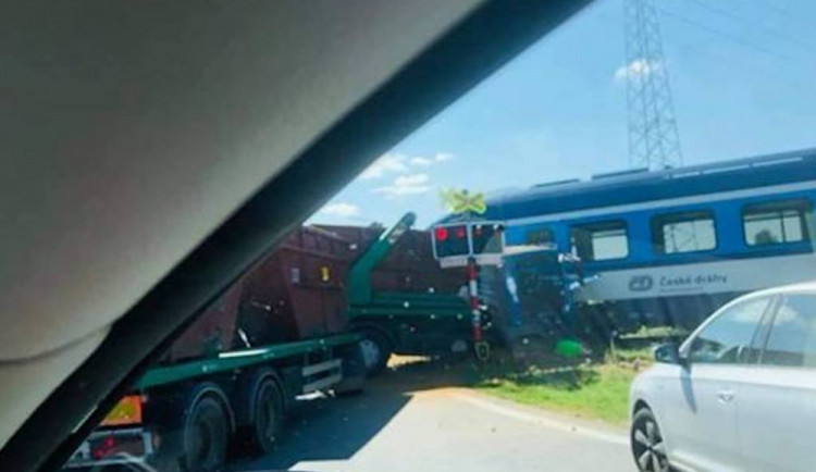 Srážka vlaku s náklaďákem.