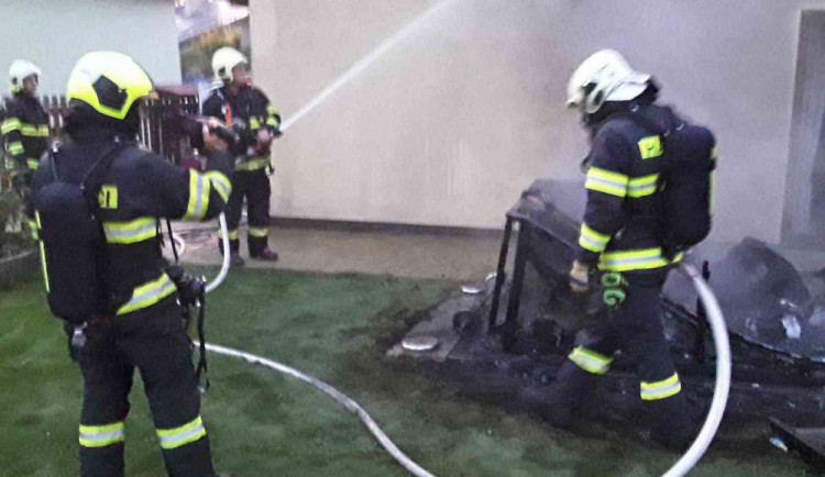 Hasiči dnes ráno zasahovali u požáru vířivky. Vznikla škoda za tři sta tisíc korun