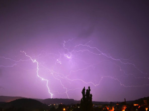 Meteorologové hlásí další silné bouřky, přijít mají odpoledne