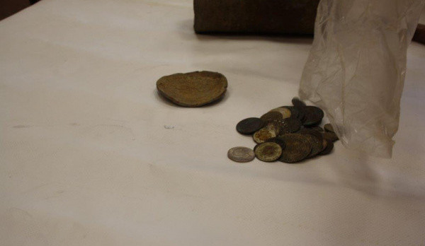 FOTO: Ve schránce jindřichovického kostela našli i mince ze 17. století