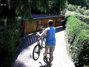 VIDEO: Nepovedená krádež. Ze zahrady vzal kolo, po pár metrech přetrhl řetěz. Zloděje natočila kamera