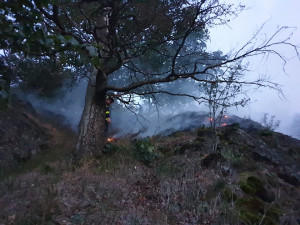 FOTO: Požár na vrcholku Ralska. Zasahovalo osmnáct jednotek hasičů