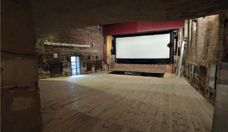 Nová podlaha v sále.