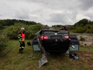 FOTO: Auto na příjezdu do Liberce skončilo mimo silnici na střeše, čtyři lidé se zranili