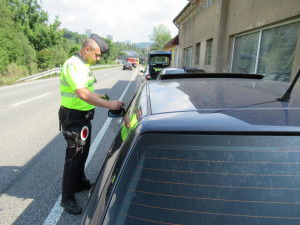 FOTO: O víkendu se policisté zaměřili na rychlost, pásy i telefonování za jízdy