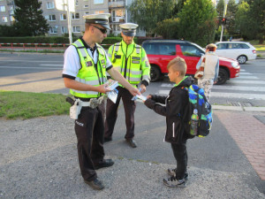 Policisté připomínají dětem, jak opatrně přecházet silnice