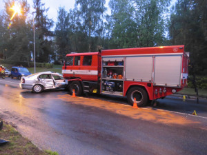 FOTO: Auto vjelo do cesty rozjetým hasičům s majáky. Řidič osobáku měl obrovské štěstí