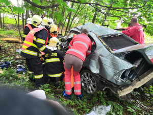 FOTO: Vážná nehoda u Dalešic. Řidič s autem vylétl ze silnice, je těžce zraněný