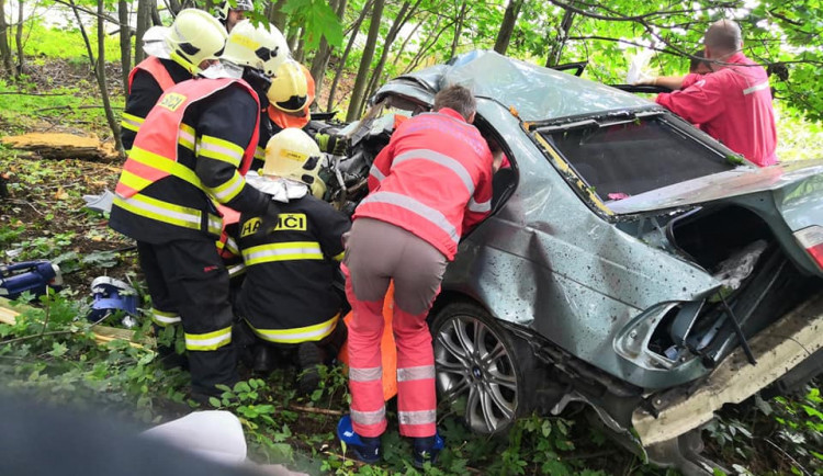 Auto vylétlo ze silnice.