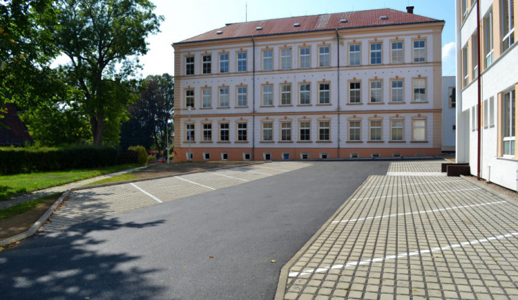 Nové parkování ve Vratislavicích.