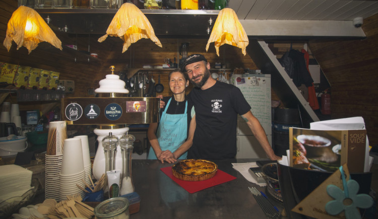 Stánek Maliník a jeho majitelé Martina a Pavel.