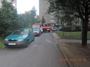Zaparkovaná auta komplikují hasičům zásahy, nejčastěji jde o situace na sídlištích
