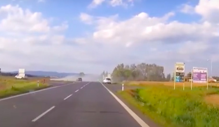 Hledá se řidič bílého SUV.