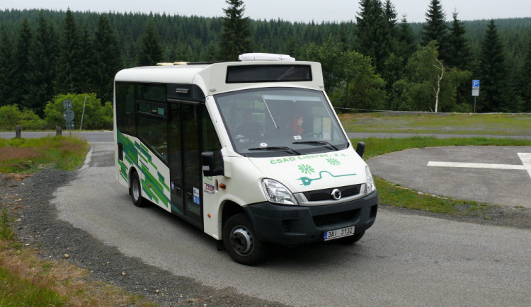 Autobus přes soušskou přehradu má za sebou zkušební provoz. Za pět týdnů přepravil přes pět set lidí