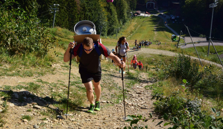 Vynášení piva na Ještěd