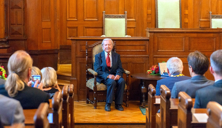 Varhaník z obřadní síně, učitel hudby a zakladatel Experimentálka. Tři osobnosti mají medaili města Liberce