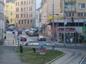 Jablonecká tramvaj se vrací do svých kolejí, práce na křižovatce Budovatelů a Poštovní se odsouvají