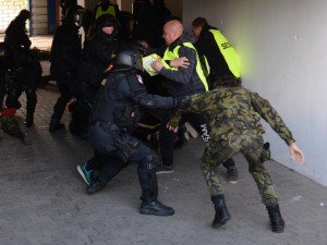 FOTO, VIDEO: Pořádková jednotka v akci. Cvičila vyklizení sektoru na stadionu U Nisy