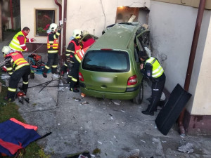 FOTO: Auto v Liberci projelo zdí rodinného domu. Řidiče museli vyprostit