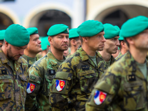 Slavnostní nástup 31. pluku na Benešáku.