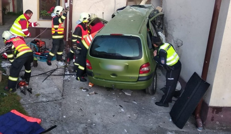 Auto narazilo do domu.