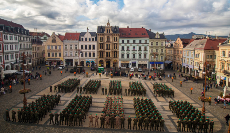 Slavnostní nástup 31. pluku na Benešáku.
