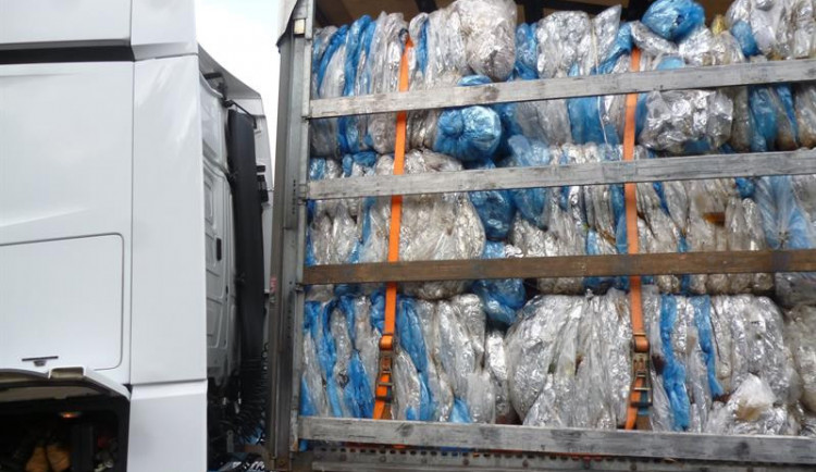 Kamion plný plastového odpadu.