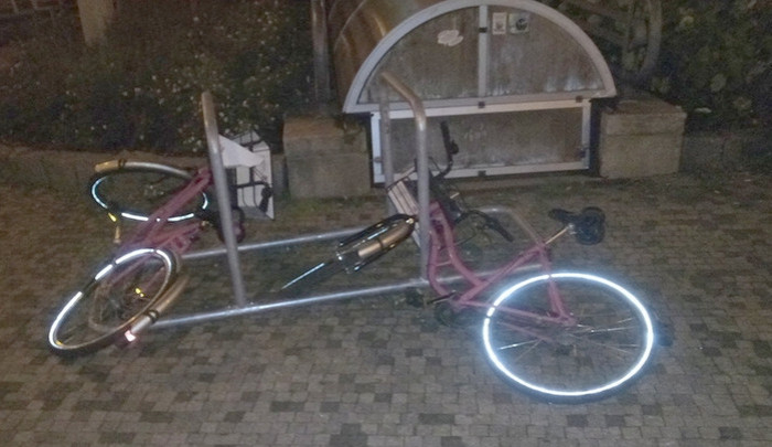 Mladíci se bavili kopání do sdílených kol.