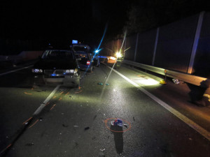 Řidič po nehodě na průtahu Chrastavy zůstal na silnici a smetlo ho auto. Utrpěl těžká zranění
