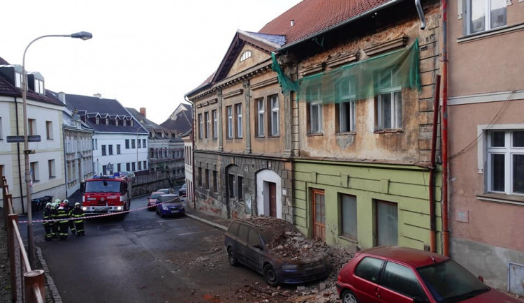 V jiráskově ulice spadla část zdi na auto.