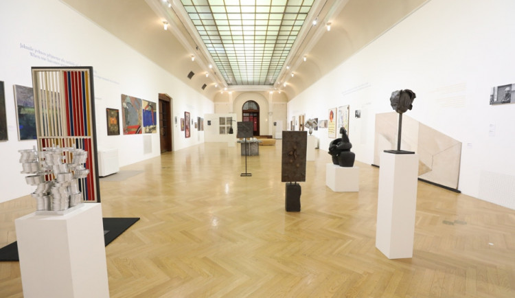 Nezlomní. Obecní dům v Praze zahájil jedinečnou výstavu, která představuje možný průřez českým uměním minulého století