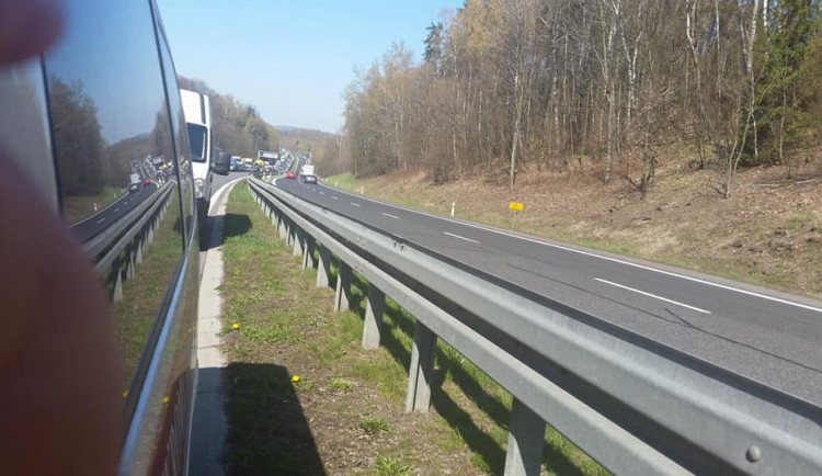 Nehoda v klesání u Jeřmanic ráno uzavřela hlavní tah na Prahu