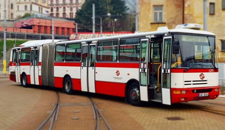 Kloubové autobusy se nevejdou do zastávek. Město je musí nechat upravit za deset milionů