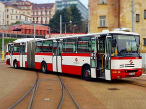 Kloubové autobusy se nevejdou do zastávek. Město je musí nechat upravit za deset milionů