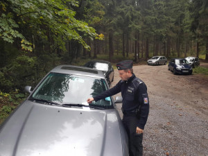 Místo hub sbírali pokuty. Policisté se v Jizerkách zaměřili na špatně parkující houbaře