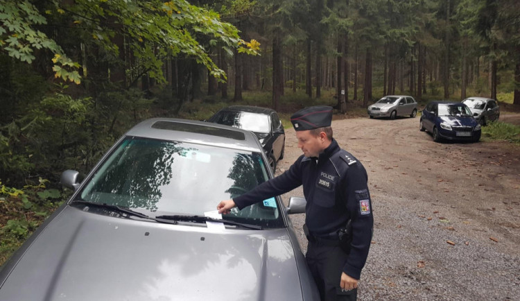 Policisté pokutovali houbaře.