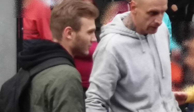 Dvojici hledá policie.