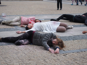 FOTO: Na Benešáku umírali lidé. Symbolická smrt měla upozornit na klimatické změny