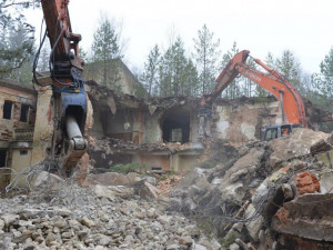 Z Ralska zmizí dalších deset budov, kraj pokračuje v demolici nevyužívaných objektů