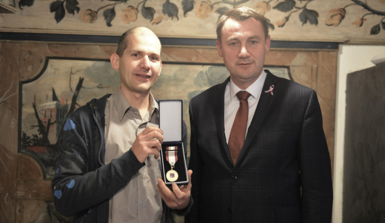 Ivo Raisr za svůj čin obdržel od hejtmana medaili.