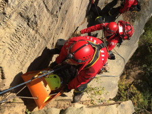 Snímek z 24 hodinového výcviku hasičů v Klokočských skalách.