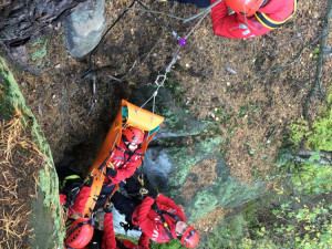 Snímek z 24 hodinového výcviku hasičů v Klokočských skalách.