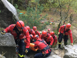 Snímek z 24 hodinového výcviku hasičů v Klokočských skalách.